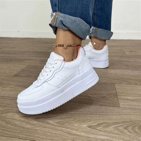 tenis blancos con plataforma mujer.